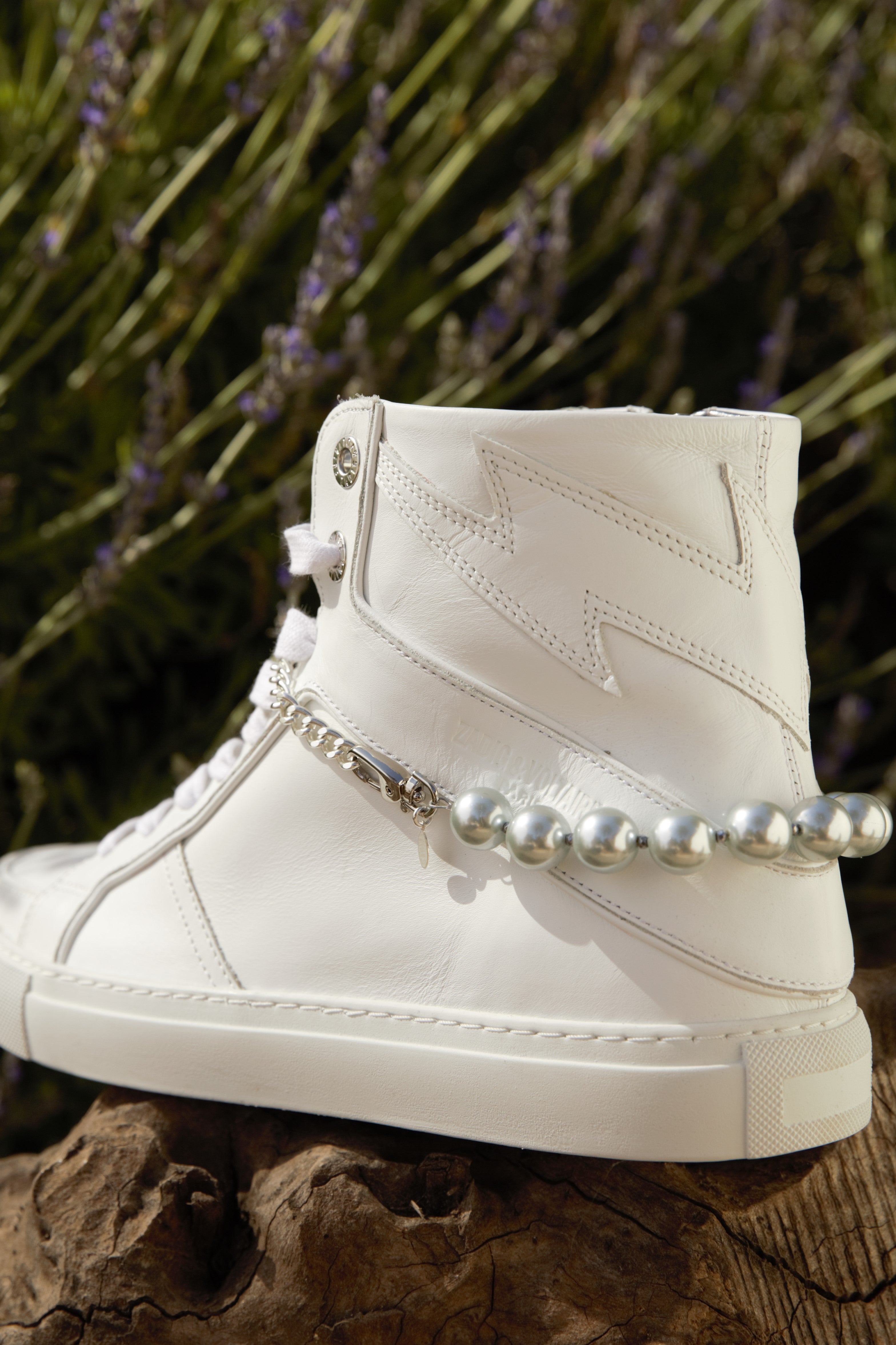 High top with grey pearl spur and steel chain 