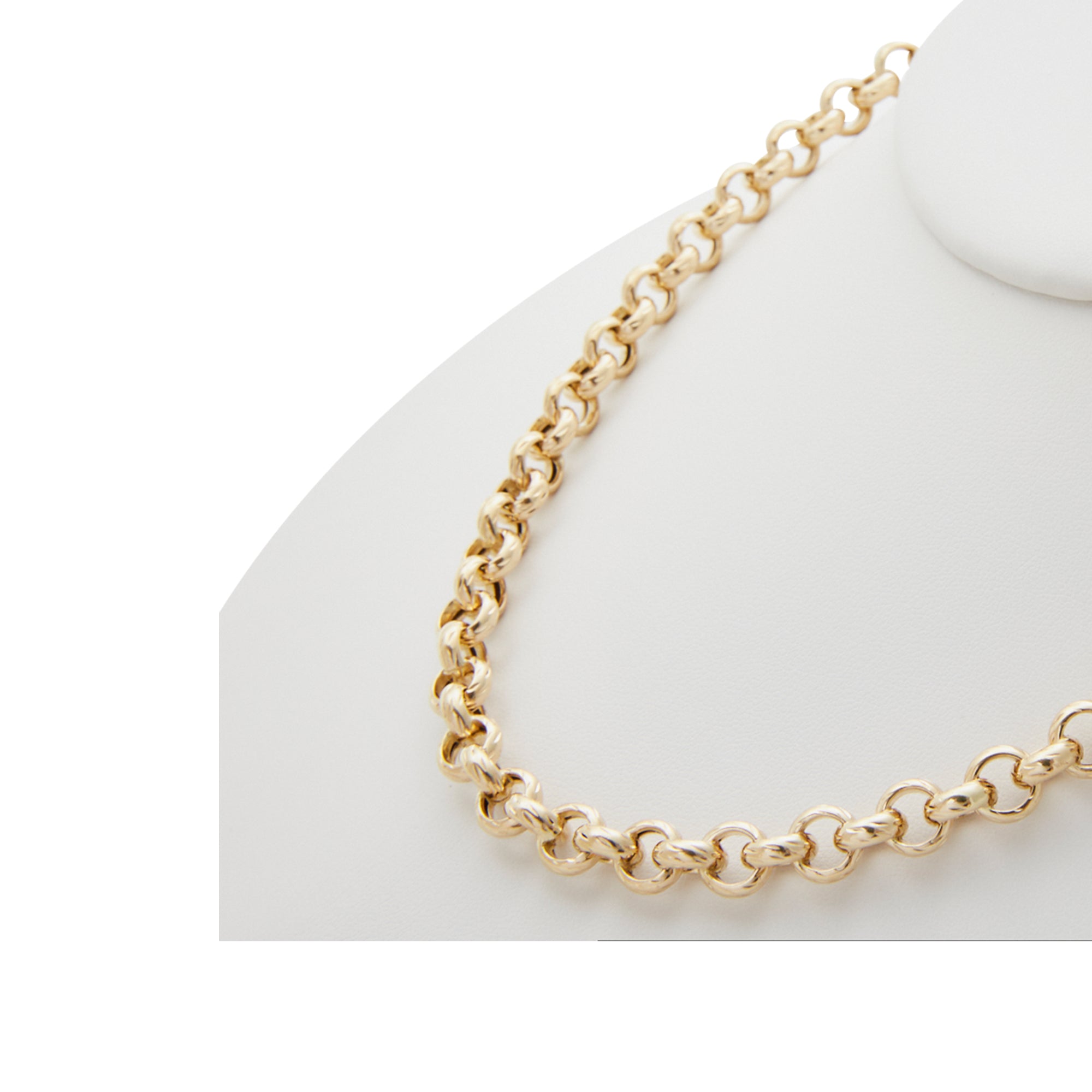 Oversized belcher chain from Jeuje Fine Jewelry on a white background