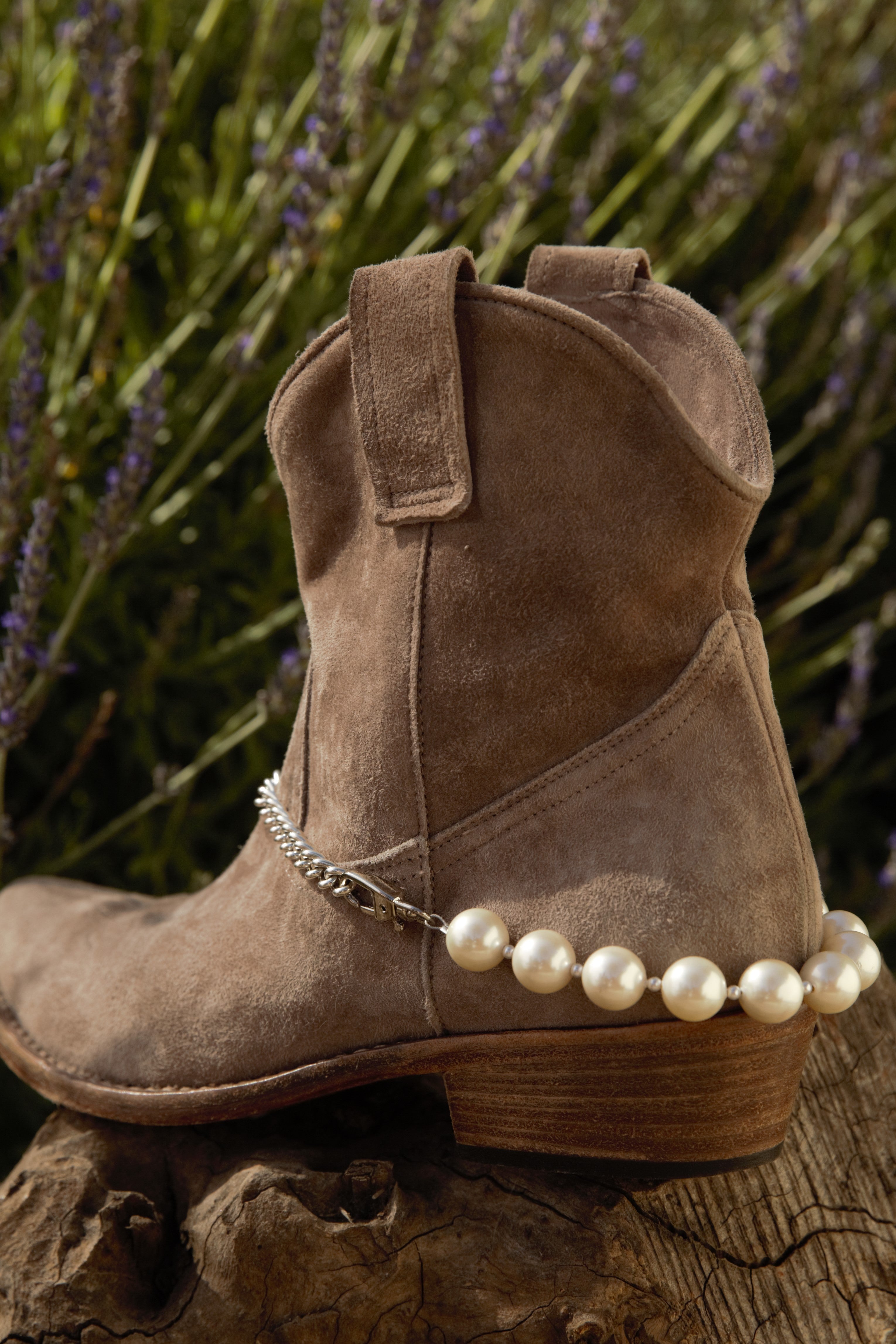 Buff cowboy boot with white pearl spur with steel chain